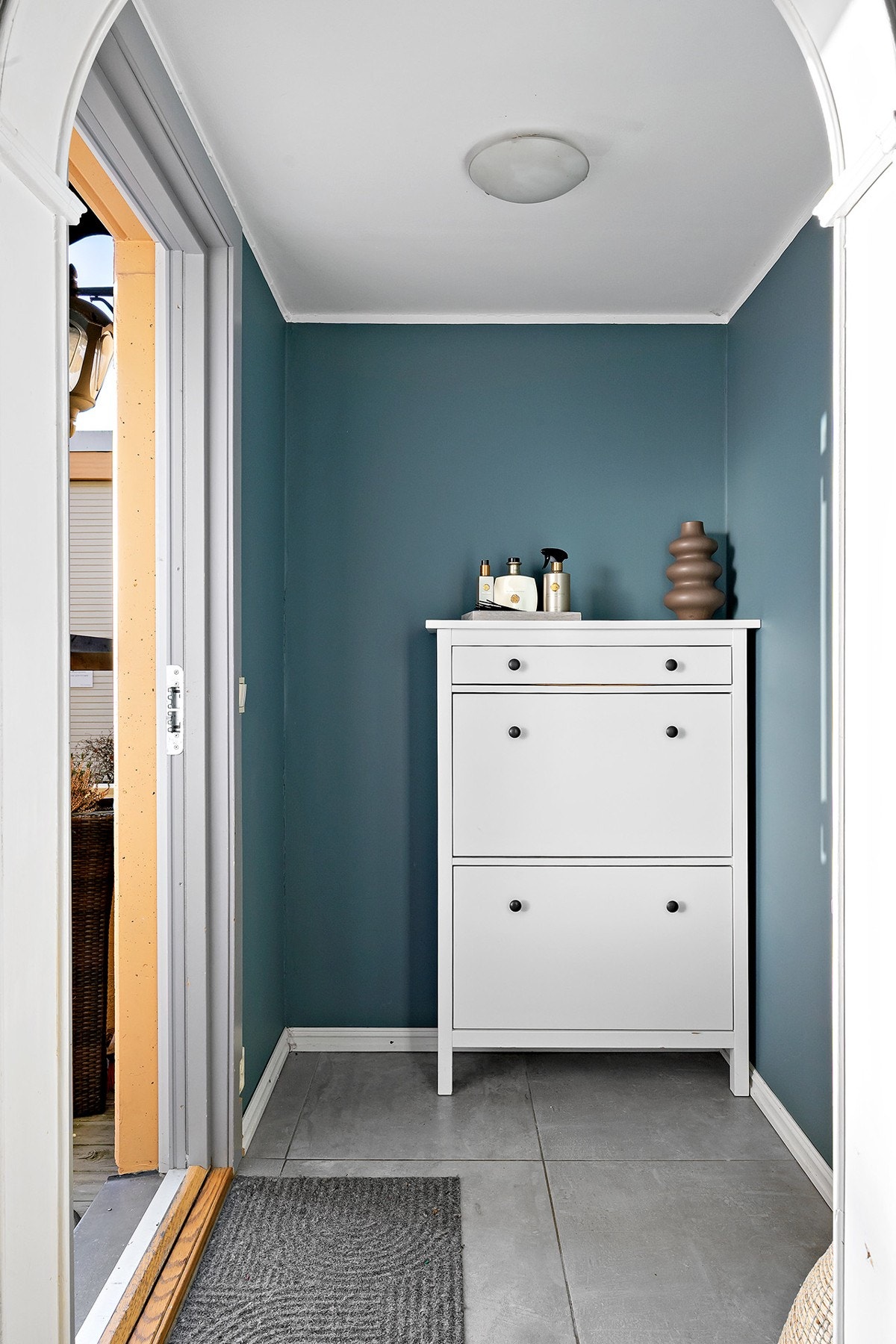 Videre inn i leiligheten har vi en entré/gang der du har god plass til å henge av deg uteklær og sette fra deg sko. Galleribilde