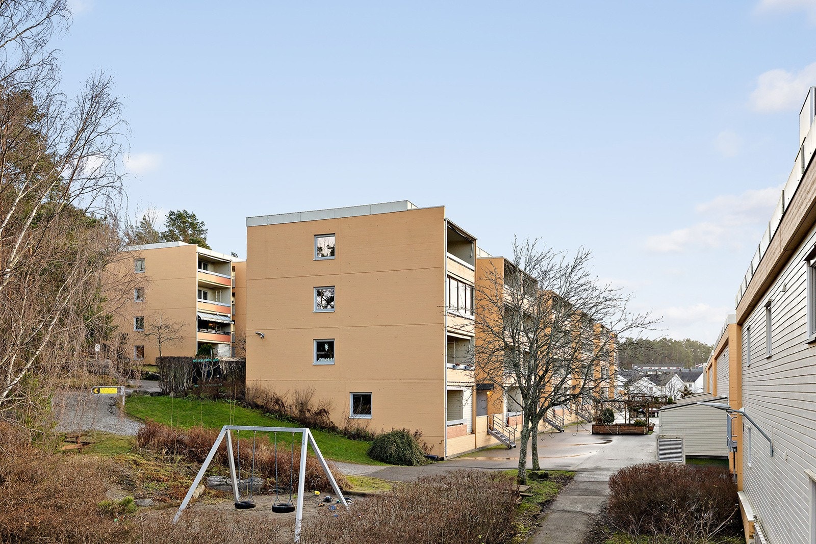 Leiligheten igger fint til i det nyrenovert borettslaget Øvre Ravnåsen. Borettslaget Øvre Ravnåsen gir assosiasjoner til et bofellesskap som verdsetter ro, stabilitet og et hyggelig bomiljø og ofte omtalt som "med den beste beliggenheten i bydelen. Galleribilde