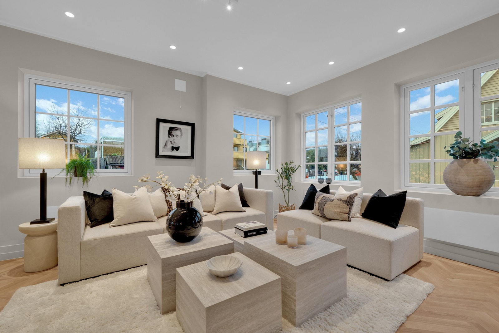 Store vindusflater gir en fantastisk romfølelse Galleribilde