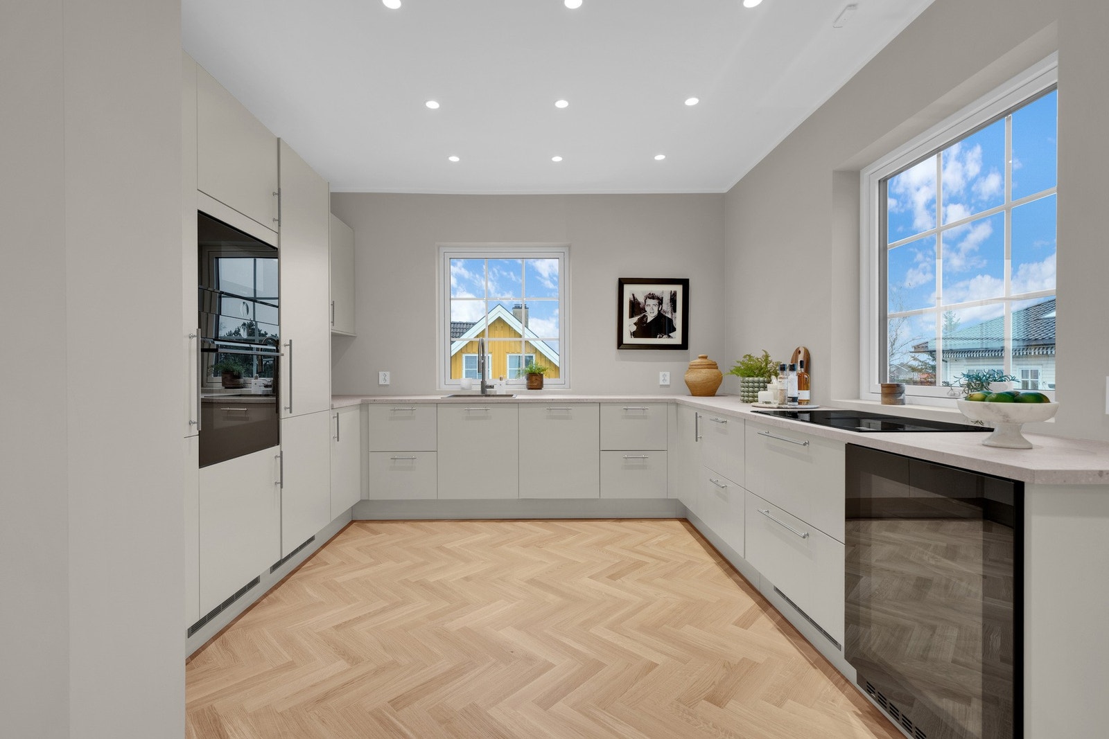 De glatte frontene, den generøse arbeidsflaten og integrerte hvitevarer skaper en helhetlig og svært elegant kjøkkenløsning. Galleribilde