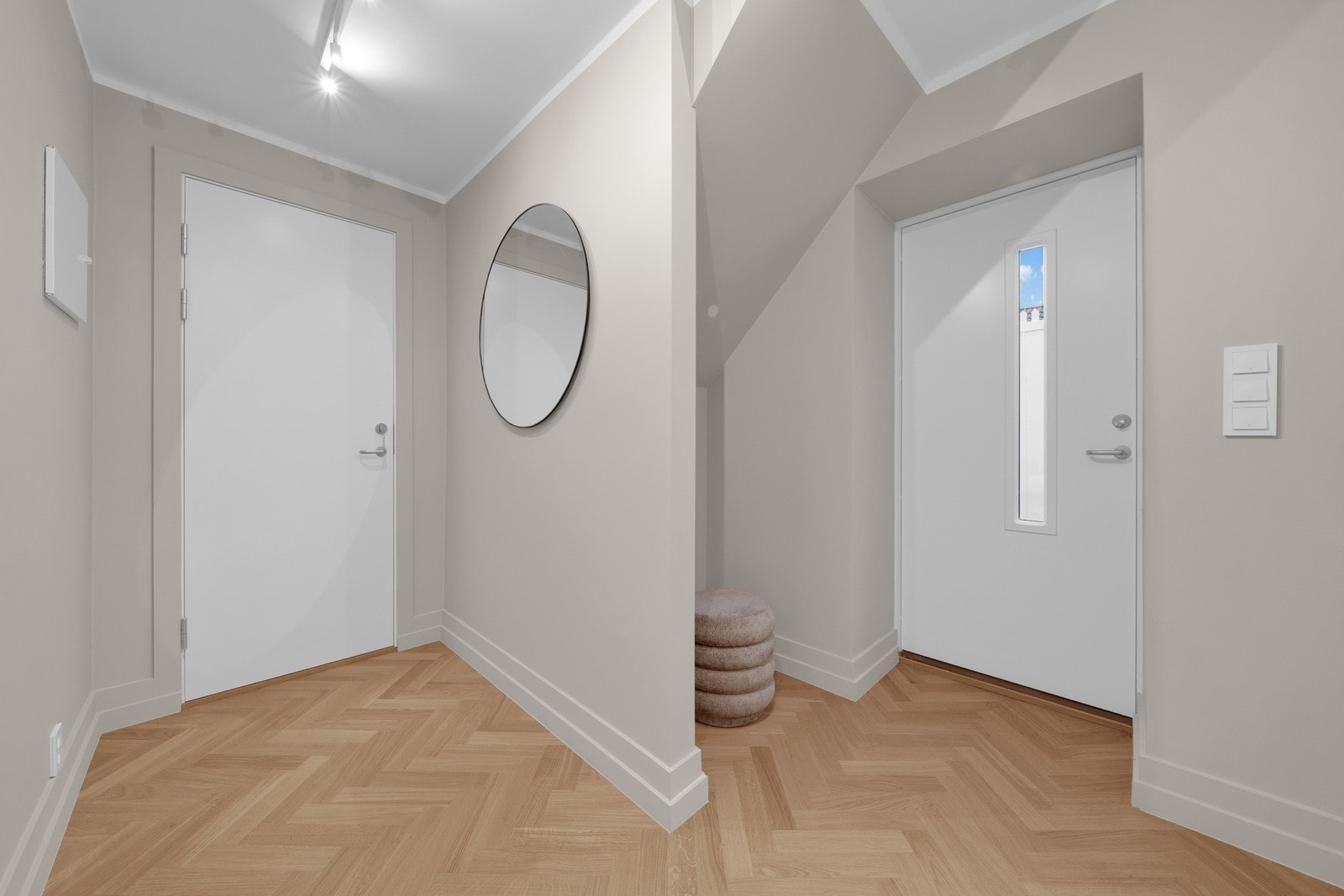 Hybel - I underetasjen ligger en imponerende hybel med egen inngang, nytt HTH-kjøkken, nytt bad og oppholdsrom. Galleribilde