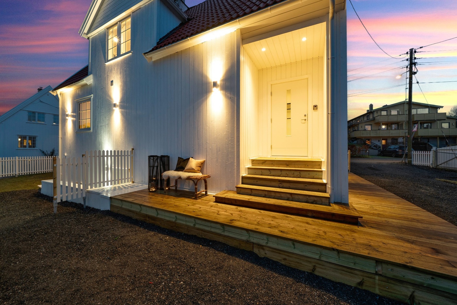 Plass for utemøblement på terrassen. Det er godt med utebelysning kveldstid rundt boligen. Galleribilde