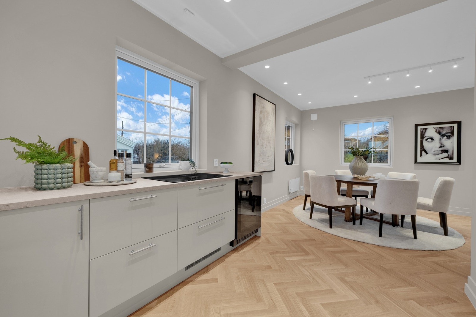 Åpen planløsning mot stue gjør dette til et naturlig samlingspunkt for familie og venner. Galleribilde