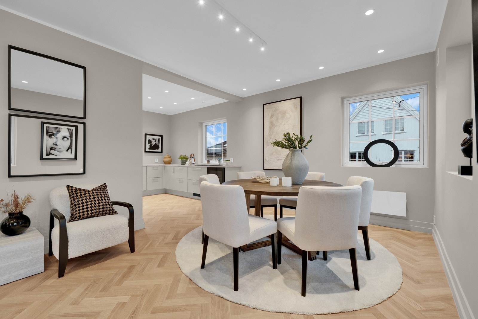 Spisesonen ligger i naturlig overgang mot kjøkkenet. Galleribilde