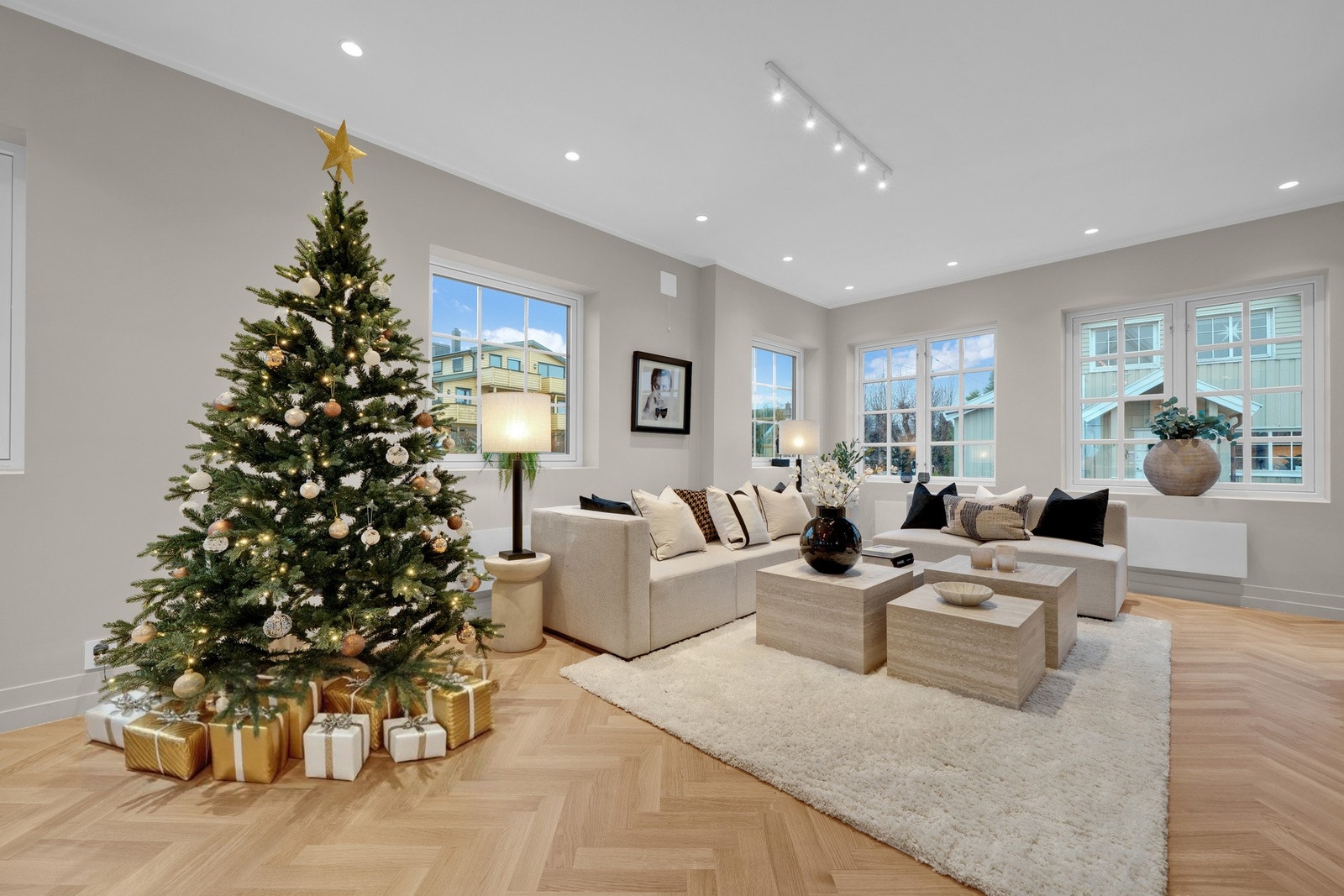 Her ligger gulv i moderne fiskebensmønster. Galleribilde