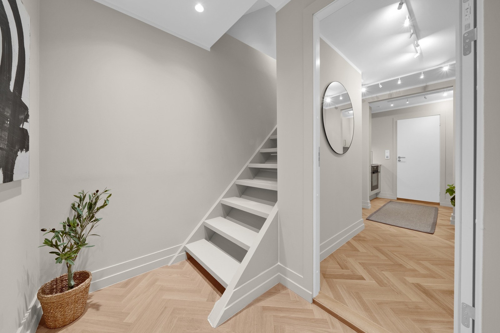 Trapp ned til kjeller. Hoveddelen består av gang, vaskerom og bod, samt innvendig adkomst til hybelen dersom man ønsker å bruke den selv. Galleribilde