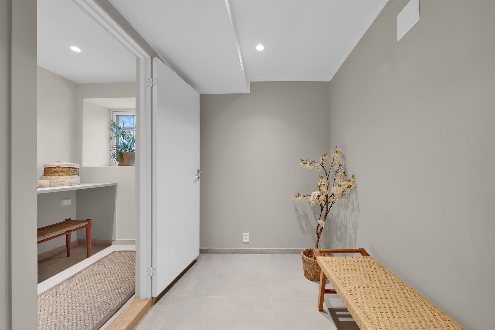 Rett på innsiden av vaskerommet ligger en praktisk bod. Galleribilde