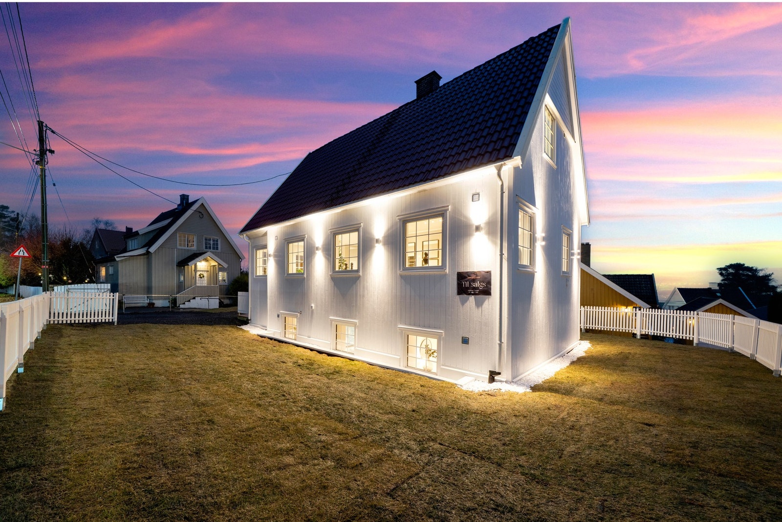 Det er utført omfattende arbeider på både innvendige og utvendige bygningsdeler, herunder utskifting av kledning, vinduer, ytterdører, drenering, våtrom, kjøkken, overflater, elektrisk anlegg og tekniske installasjoner. Galleribilde