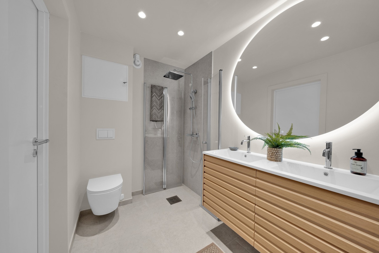 Hybel - Badet har fliser, moderne innredning, dusj og varme i gulvet. Galleribilde