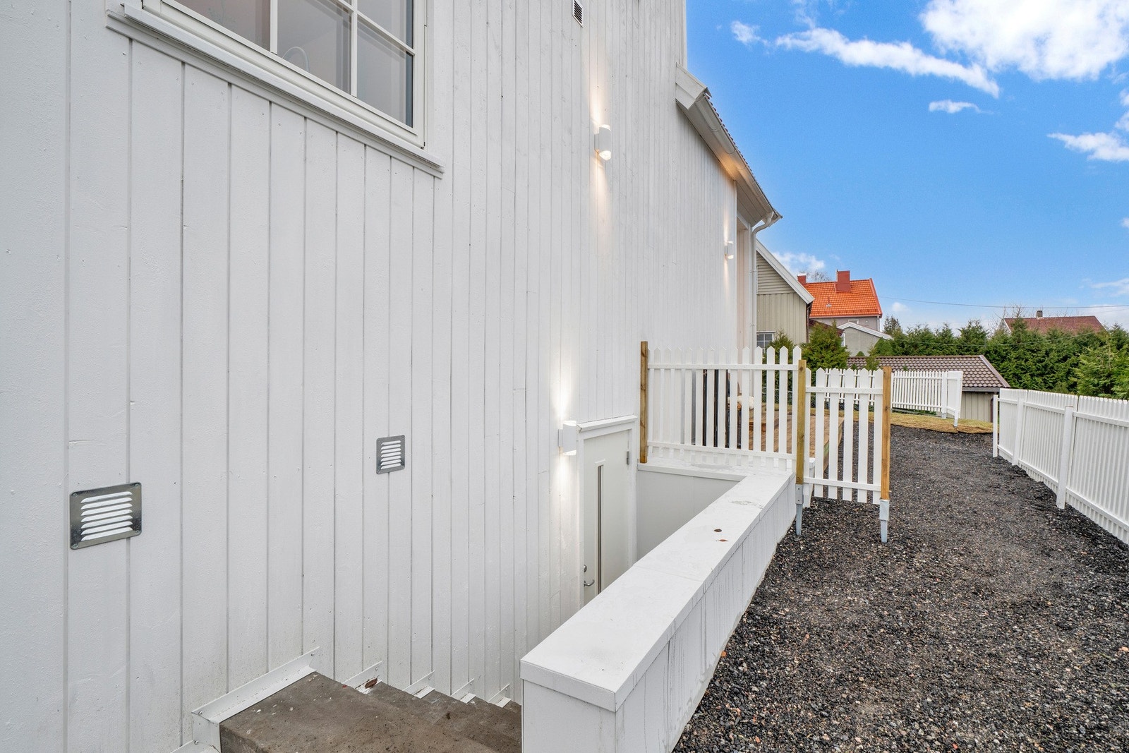 Egen inngang til hybel i kjelleren fra baksiden av boligen. Galleribilde