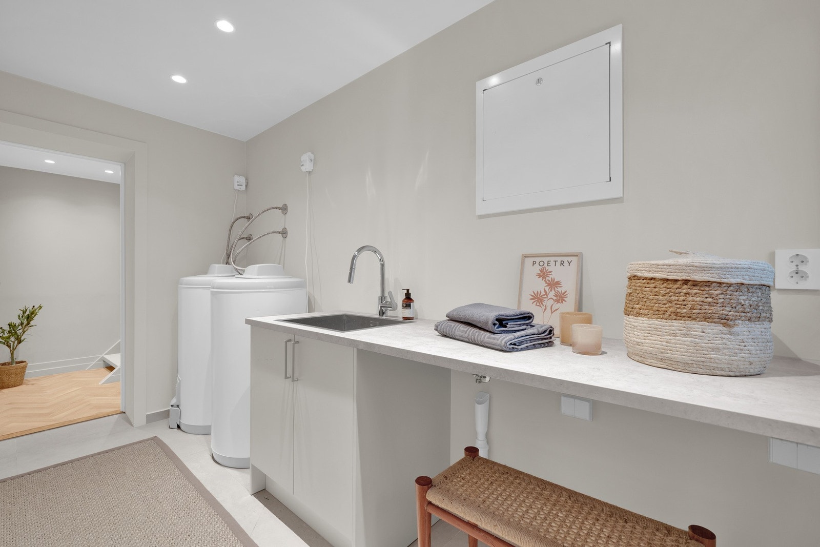 Det nye vaskerommet er både praktisk og estetisk bygget opp. Her er det god arbeidsplass, flislagte gulv, varme og en løsning som gjør klesvask og oppbevaring enkelt og oversiktlig. Galleribilde