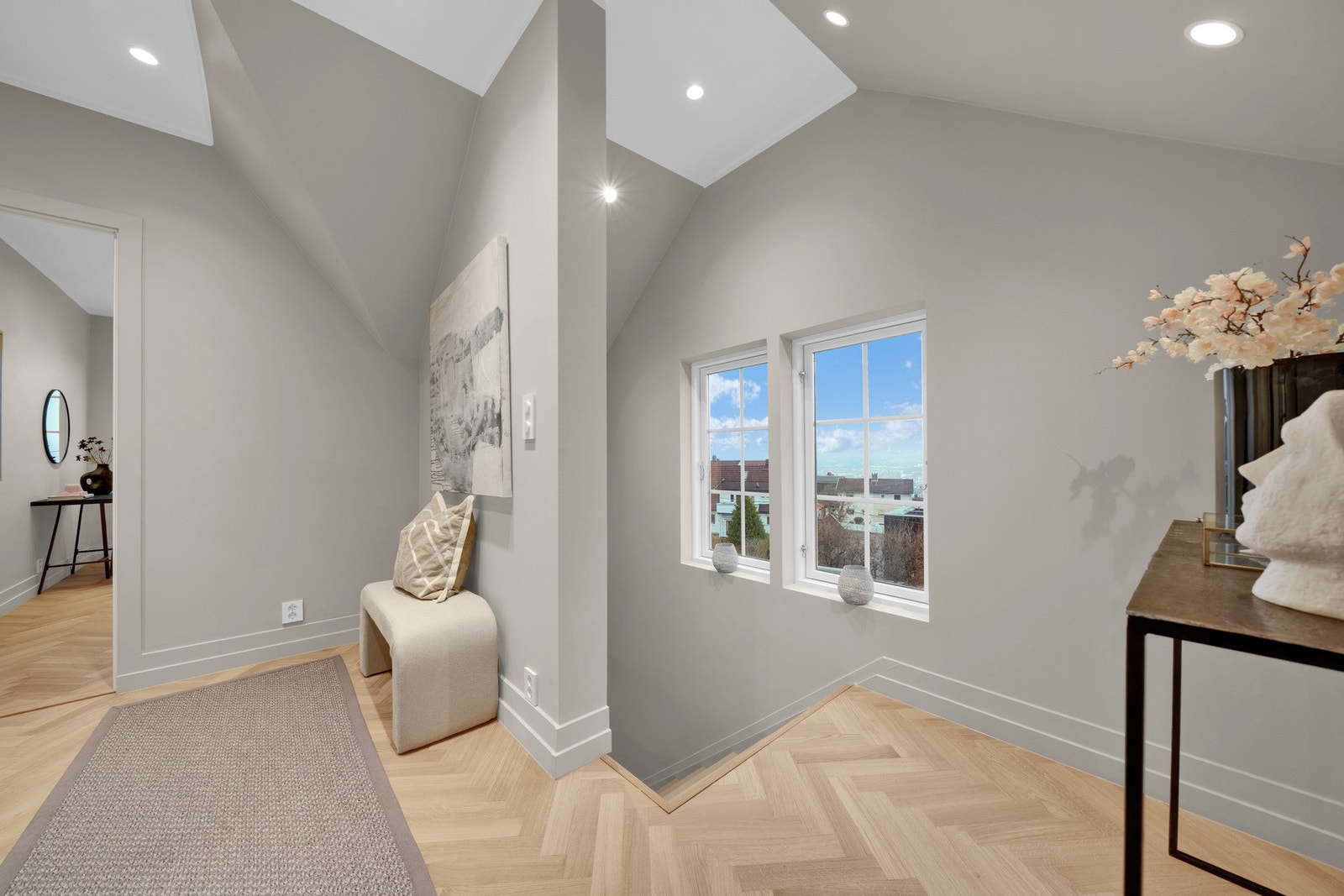 Trapp og gang opp til 2. etasje. Galleribilde