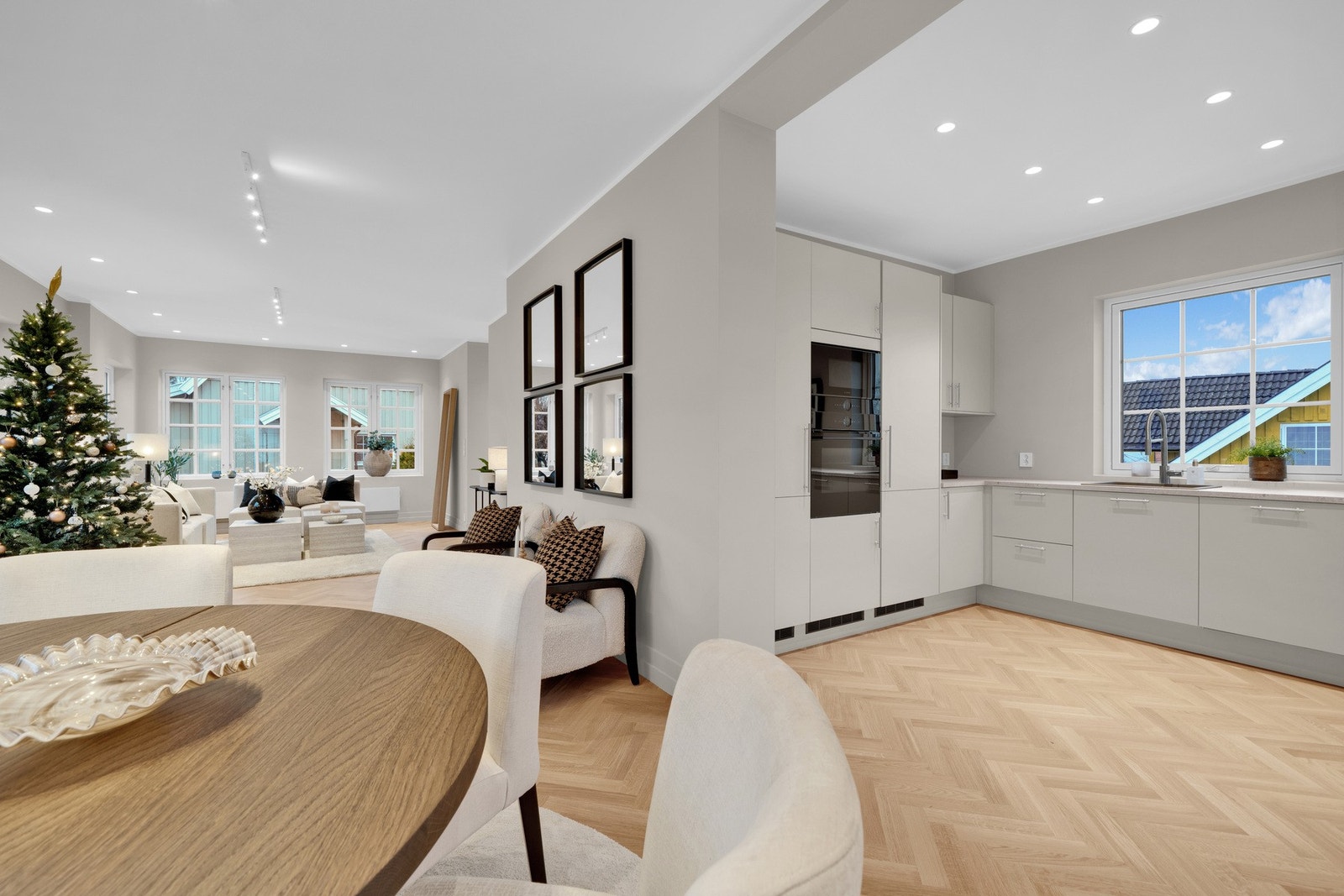 Spisestue mot kjøkken. Galleribilde