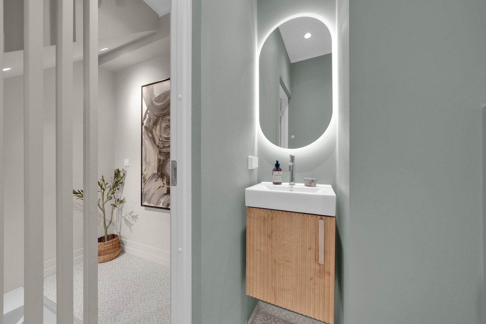 Gjestetoalettet i 1. etasje har også fått en fullverdig oppgradering og består av moderne innredning, tidløse fargevalg og et friskt uttrykk som passer resten av boligen. Galleribilde