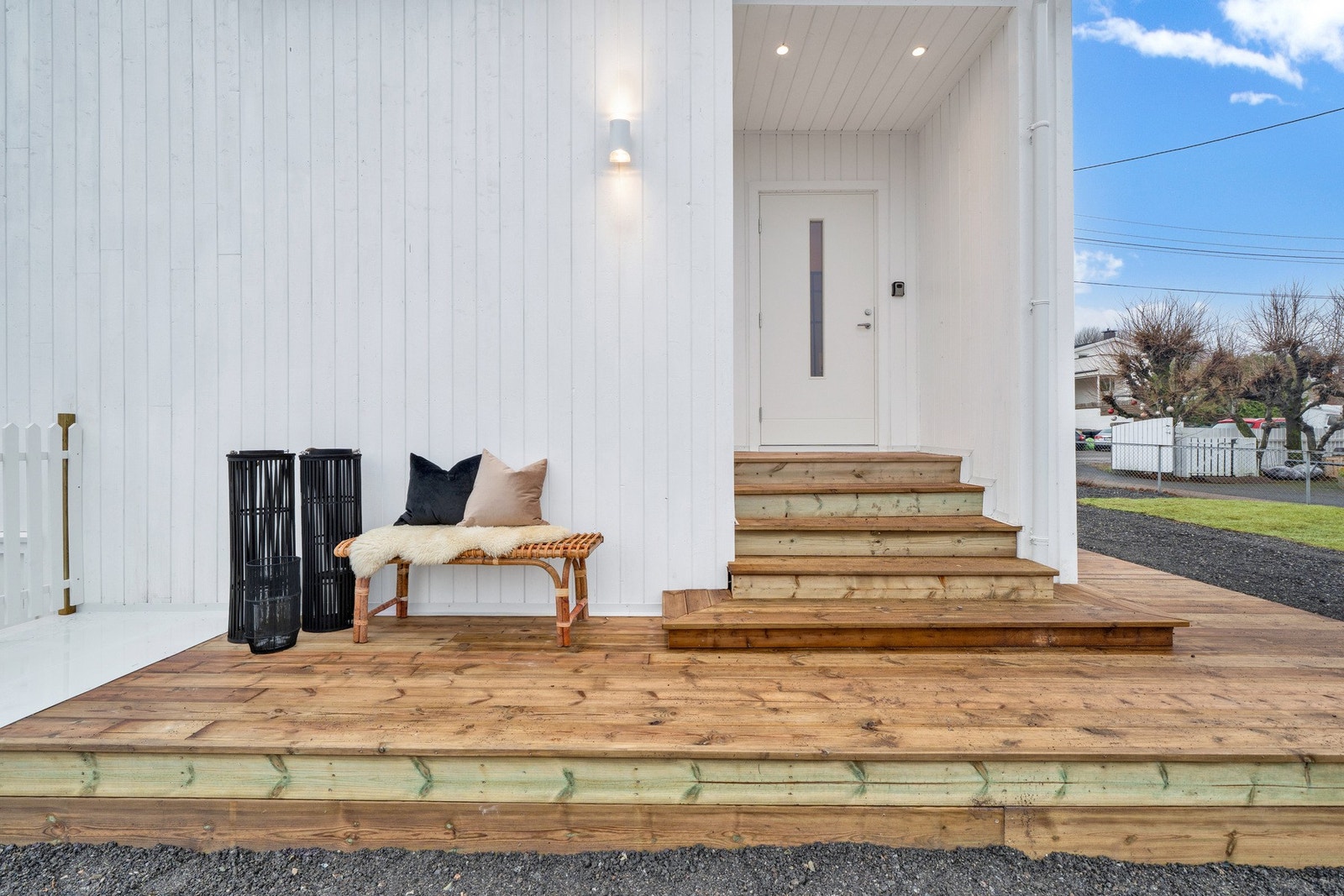 Overbygd inngangsparti med nylagt terrasse. Galleribilde