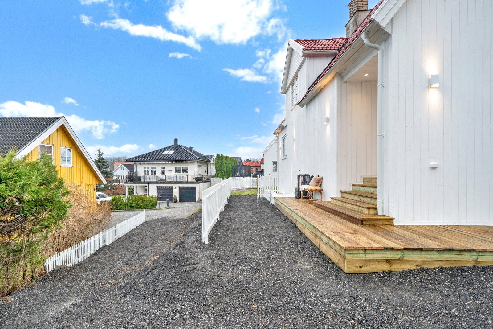 Det er også parkering på baksiden av tomten, der to plasser i lengden deles med nabo iht. tinglyst avtale. Galleribilde