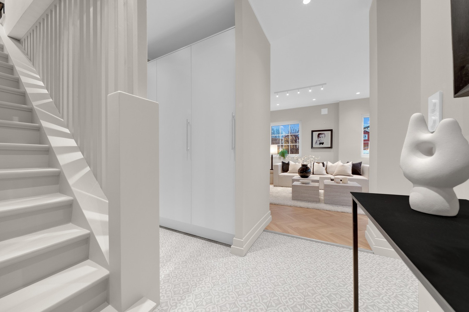 Her er det god plass til garderobeløsninger og praktiske soner. Galleribilde