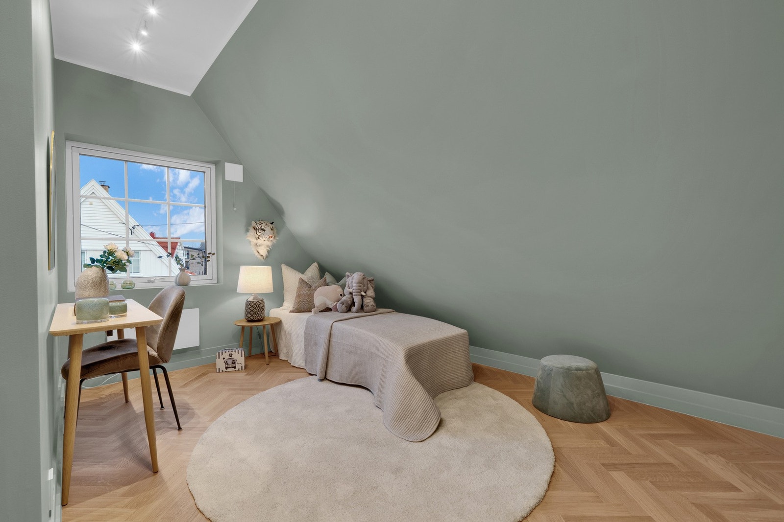 Soverom 2 - I likhet med øvrige deler av boligen er det gjennomførte materialvalg med fiskebensparkett, lyse vegger og nye vinduer som skaper et harmonisk og tiltalende uttrykk. Galleribilde