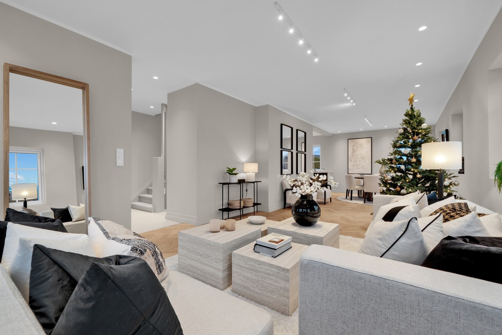 Stuen i hovedetasjen er et imponerende oppholdsrom. Galleribilde