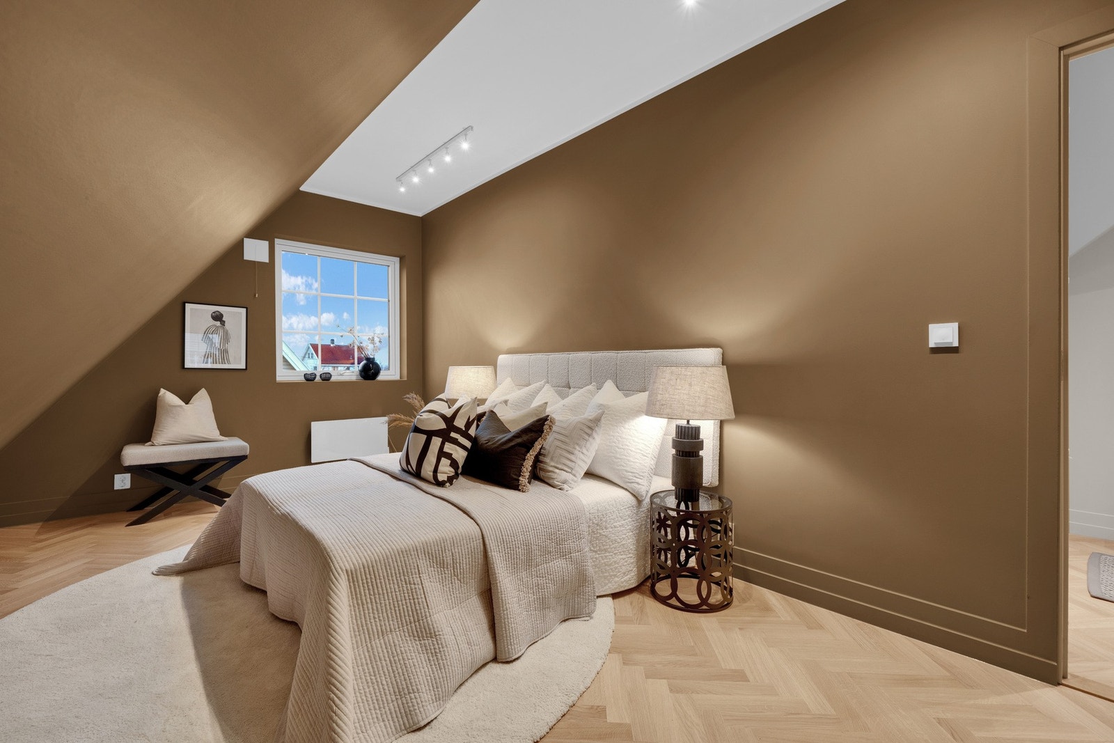 Soverom 1 - Boligen har tre romslige soverom i 2. etasje, der alle har god takhøyde og rikelig plass til garderobeløsninger. Galleribilde