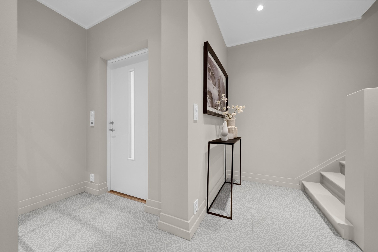 Boligen ønsker deg velkommen med en gjennomført og moderne entré hvor alt fremstår nytt, gjennomtenkt og stilrent. Galleribilde