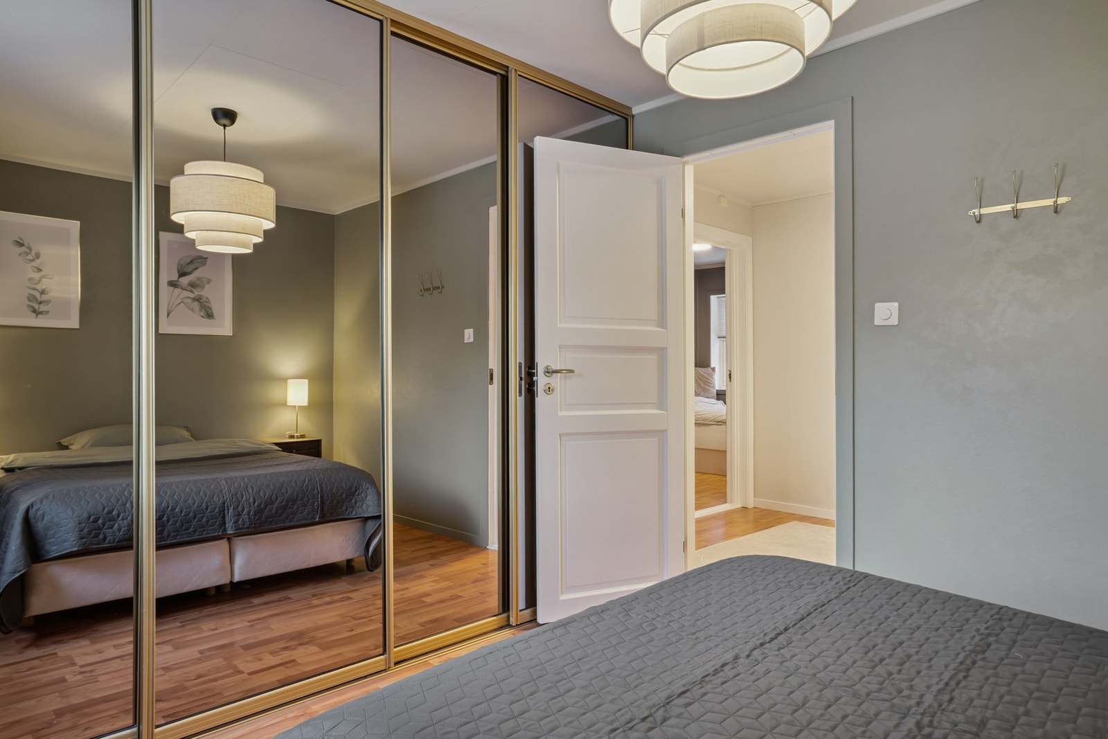 Her er det også skyvedørsgarderobe Galleribilde