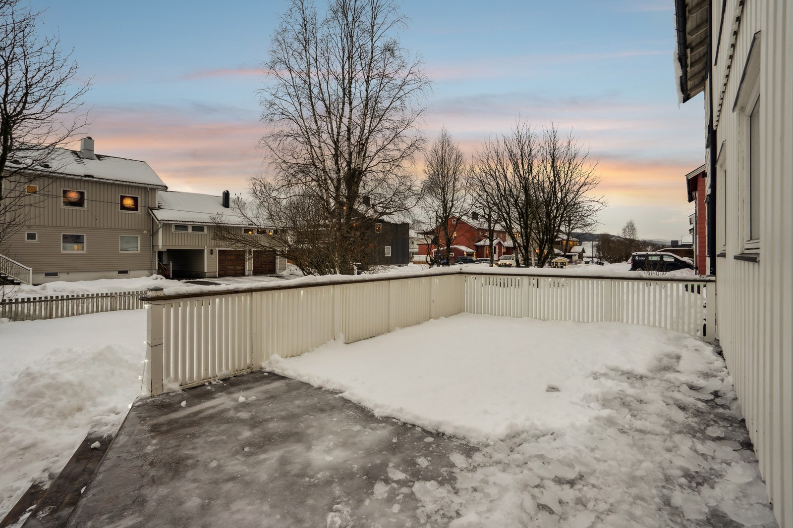 Det er også terrasse ved inngangspartiet Galleribilde