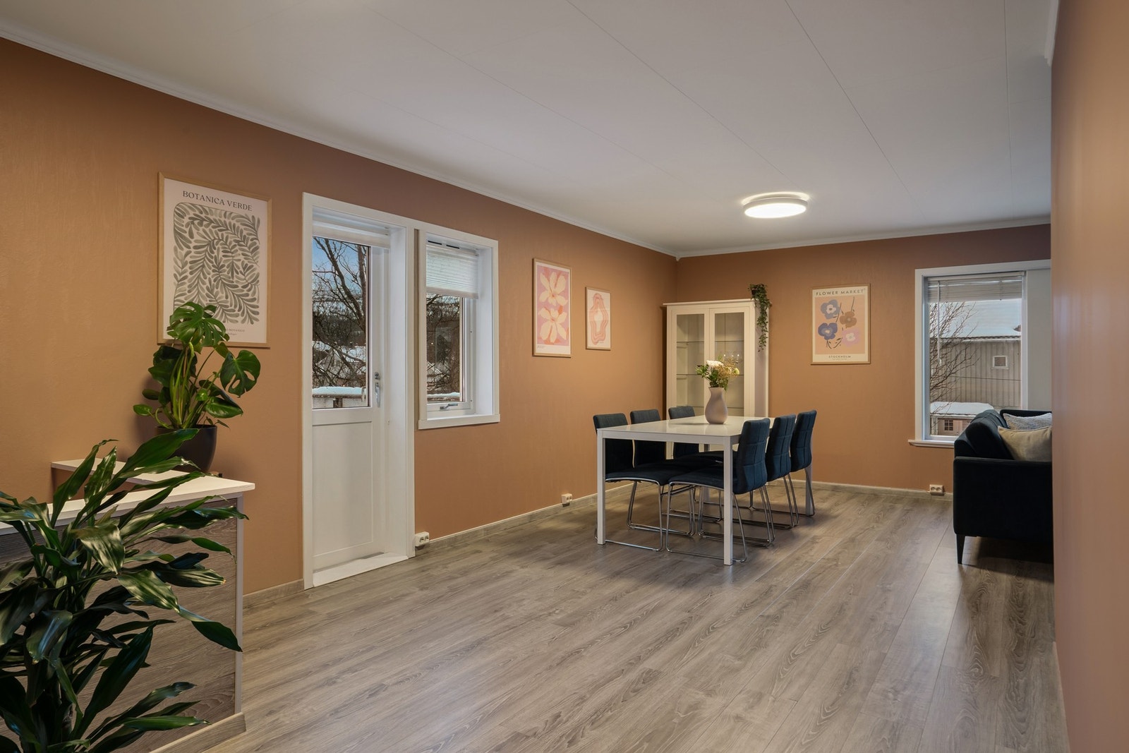 Utgang til en romslig og solrik balkong Galleribilde