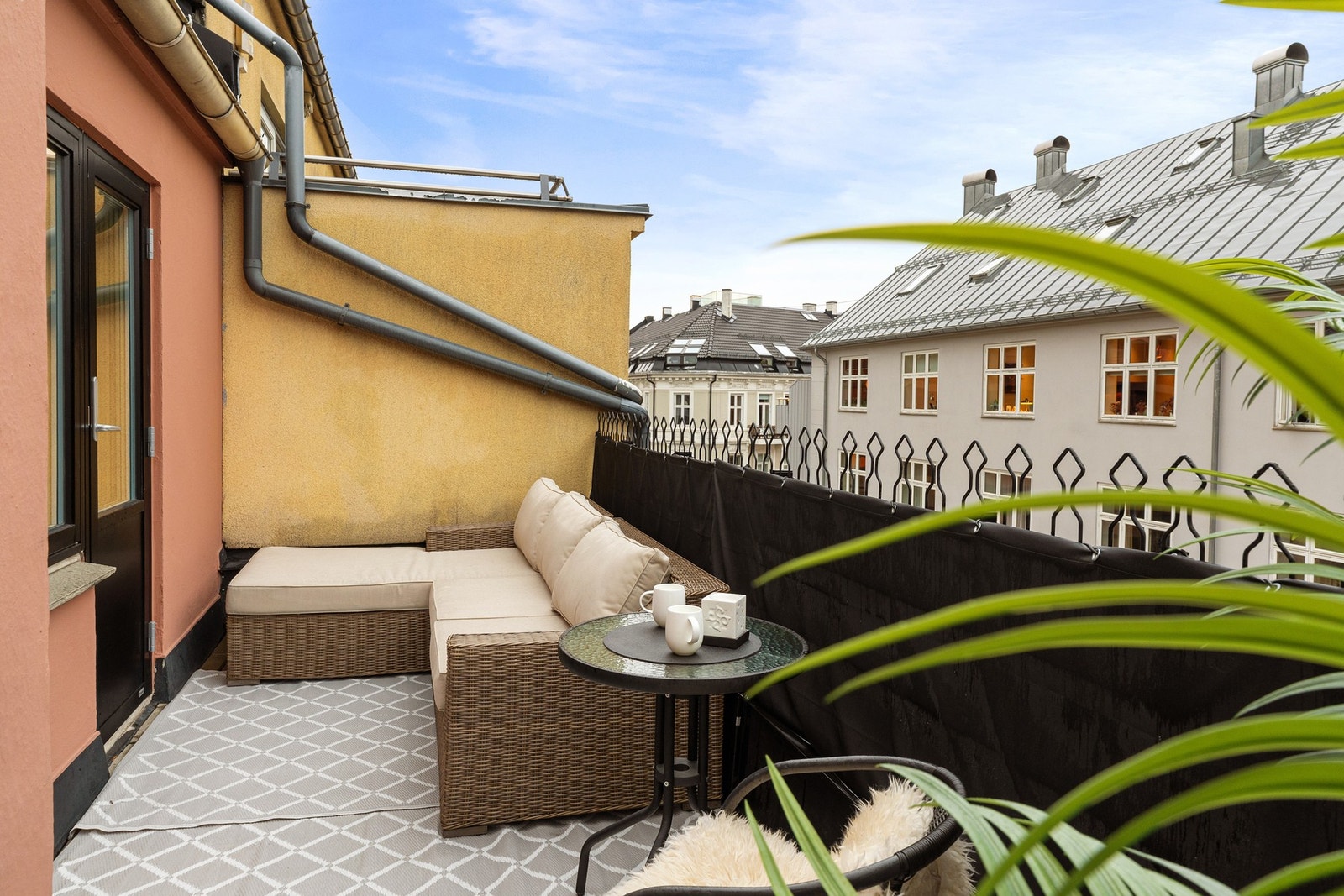 Terrassen gir rom for både avslapning og sosiale stunder og kan enkelt gjøres om til din egen lille oase på Majorstua. Galleribilde