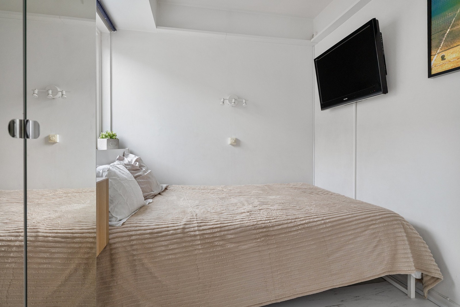 Soverom 3 kan enkelt tilpasses ulike behov, fra barnerom og gjesterom til hjemmekontor. Med tre soverom og sentral beliggenhet er leiligheten også et perfekt utleieobjekt. Galleribilde