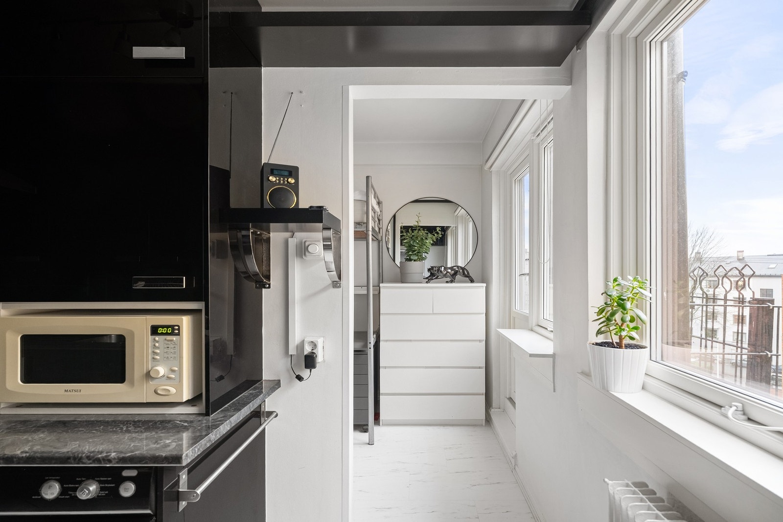 Fra kjøkkenet er det inngang til et av soverommene. Galleribilde