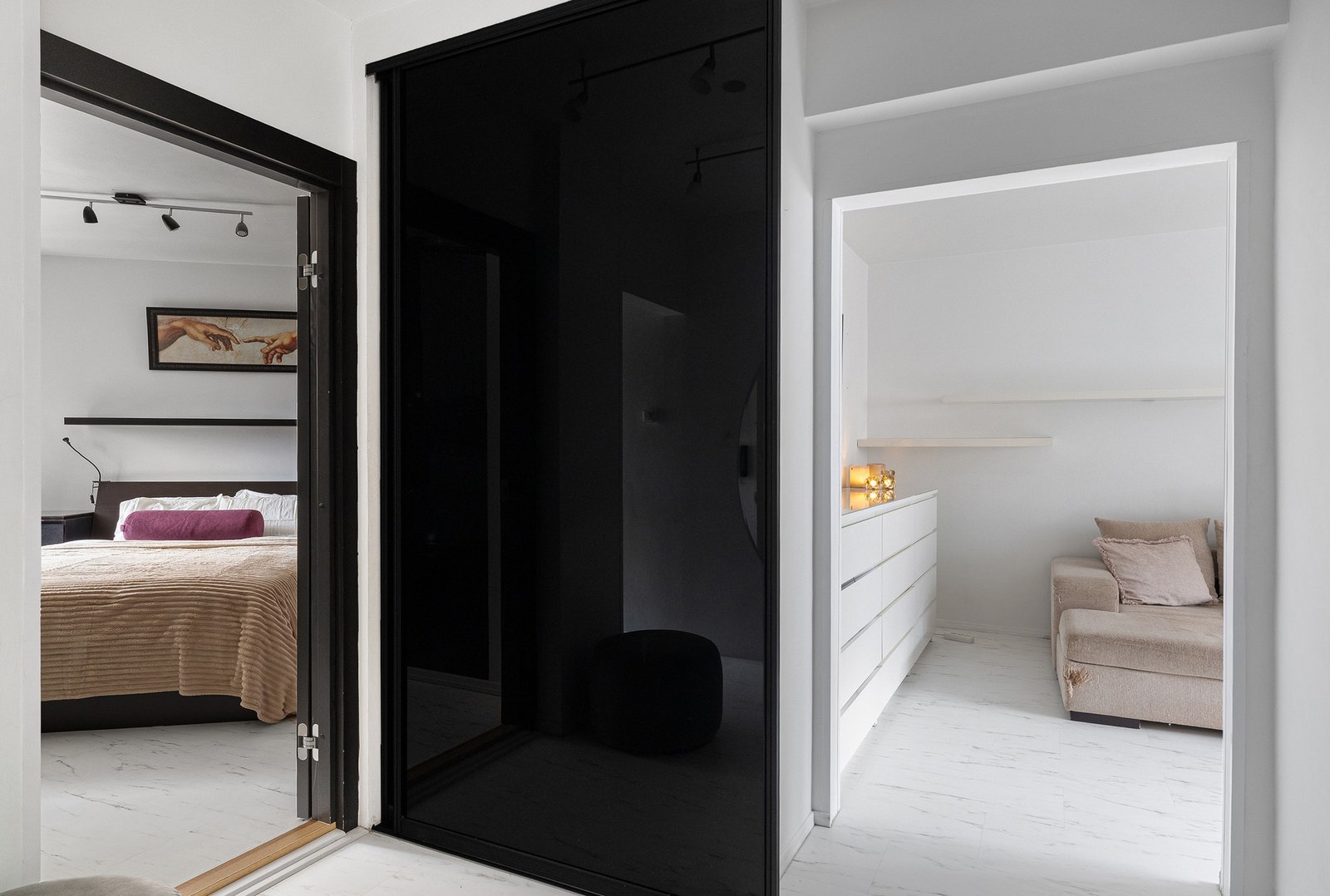 Romslig entré med praktisk skyvedørsgarderobe som gir god oppbevaringsplass for yttertøy og sko. Galleribilde