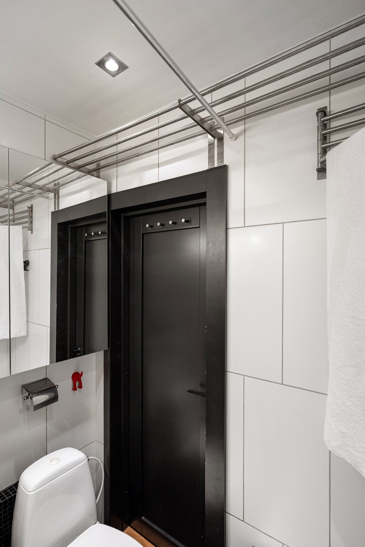 Praktiske hyller gir god oppbevaring for håndklær og toalettartikler, og holder badet ryddig og oversiktlig. Galleribilde