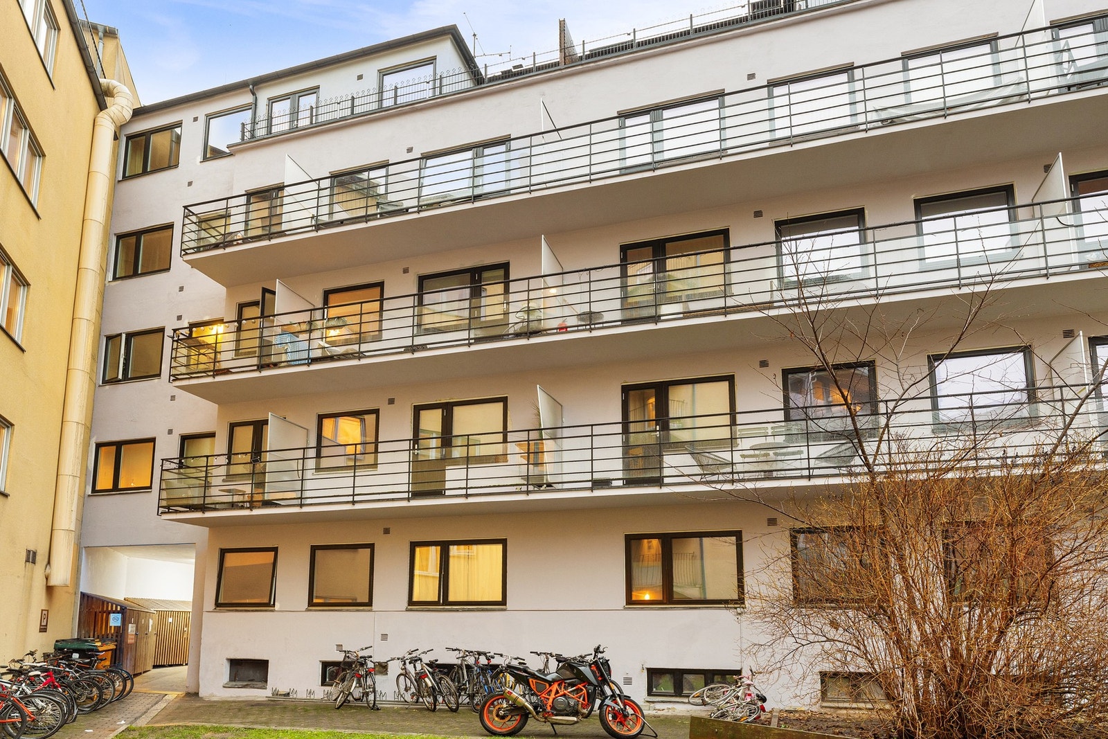 Det er også sykkelparkering i bakgården. Galleribilde