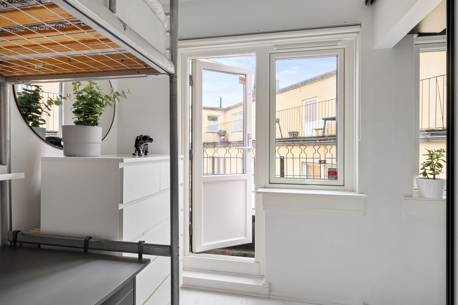 Fra dette soverommet er det direkte utgang til en luftebalkong. Galleribilde