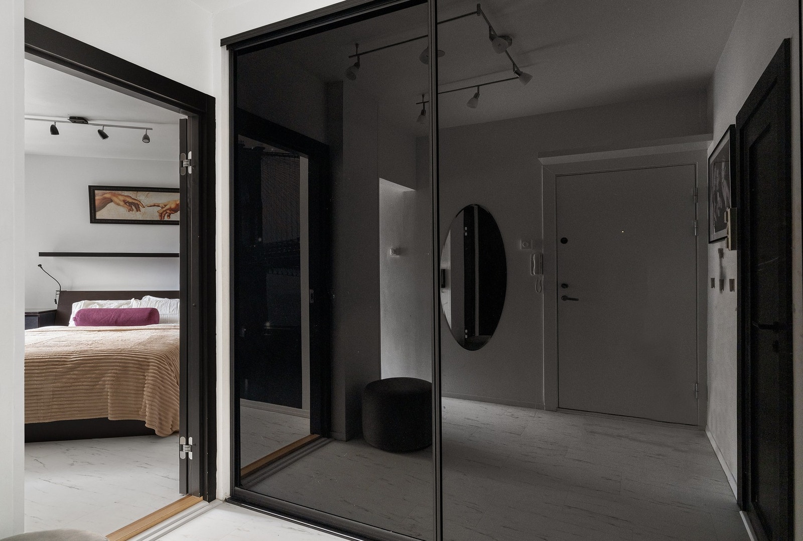 Skyvedørene kan også brukes for å skille stuen fra entreen, og gir fleksibilitet i planløsningen. Galleribilde