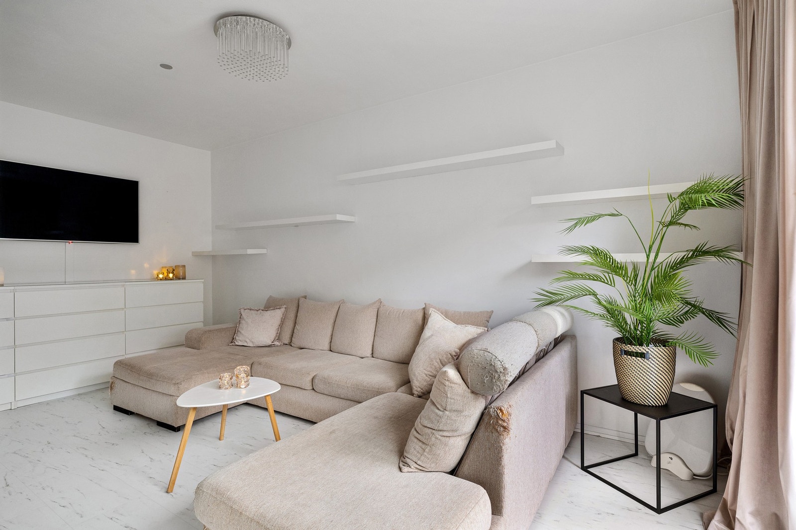 Stuen oppleves lys og luftig med en utforming som gir deg flere møbleringsmuligheter. Galleribilde