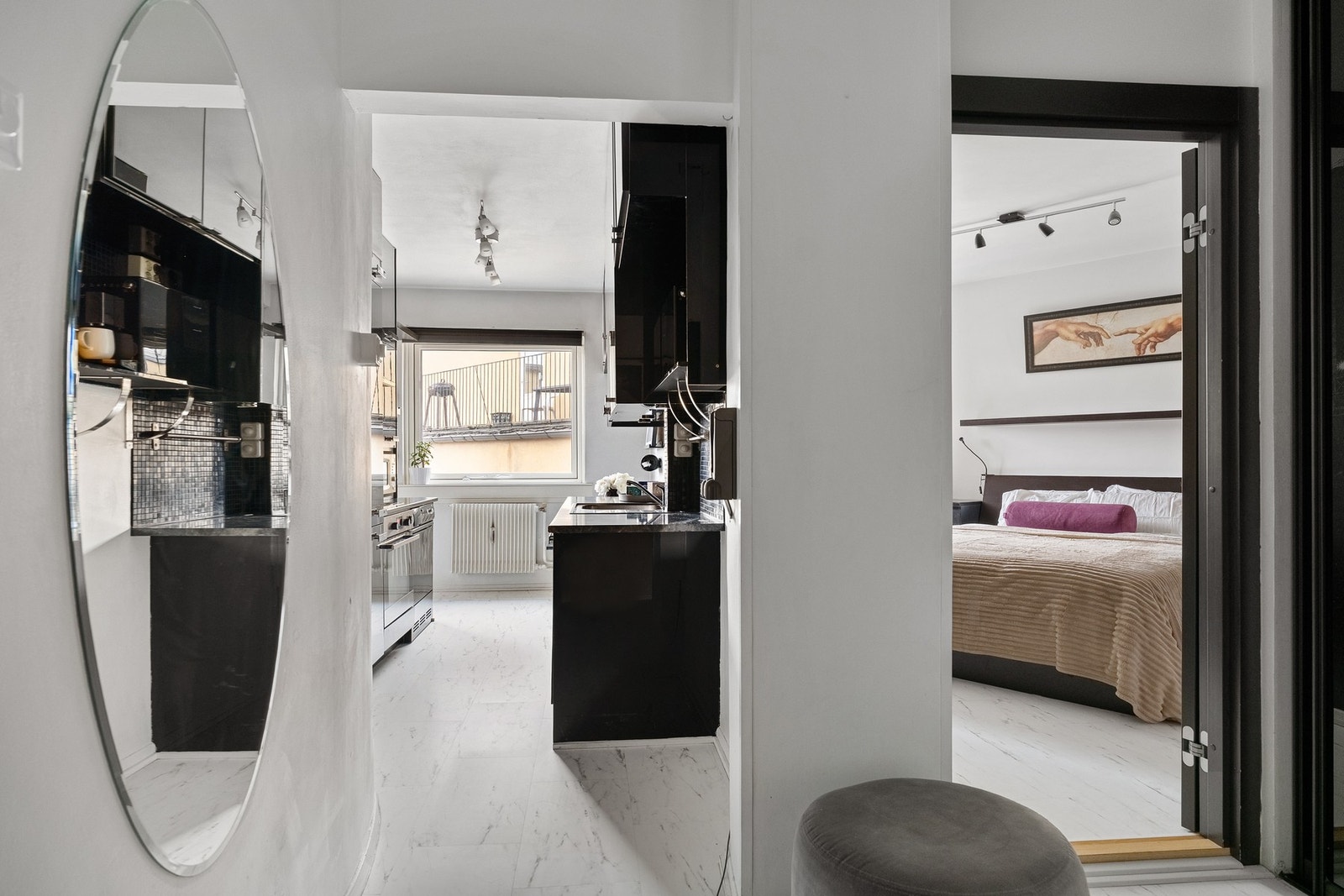 Rommene bindes naturlig sammen i entréen, som gir en god flyt gjennom boligen. Galleribilde