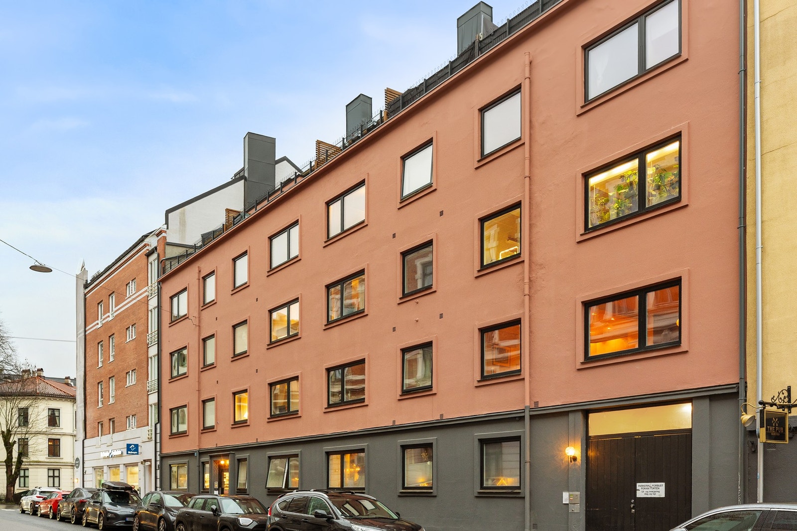 Fasade. Velkommen til et ettertraktet og sentralt boligområde på Majorstuen! Galleribilde