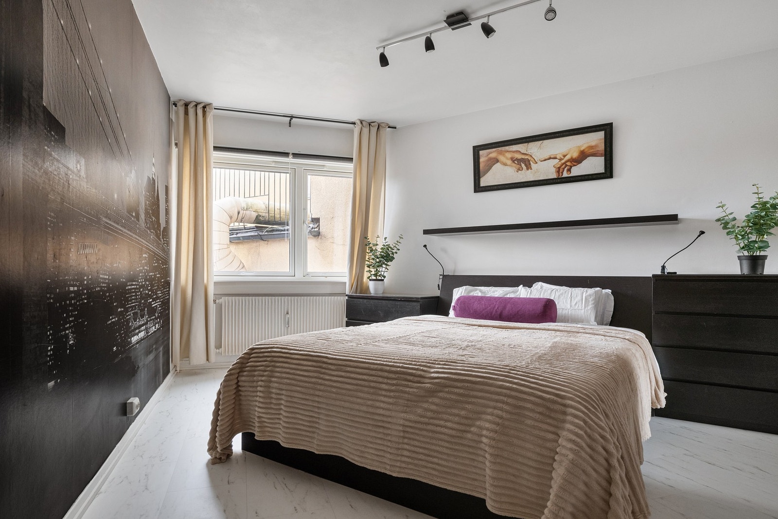 Hovedsoverommet oppleves romslig og luftig med store vinduer som gir en åpen og behagelig atmosfære Galleribilde