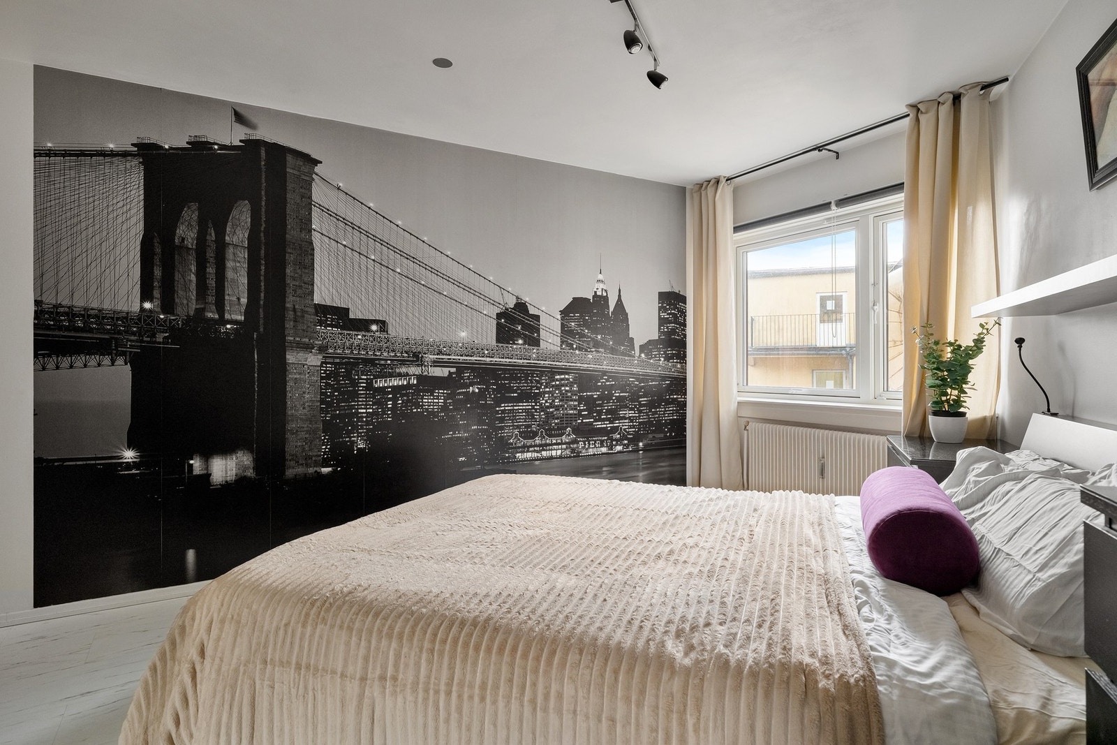 Rommet har god plass til dobbeltseng og nattbord, med fleksibilitet for personlig innredning og stil. Galleribilde