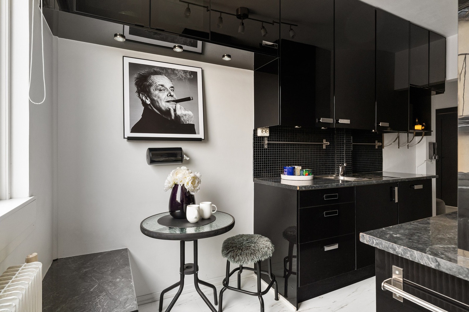 Den lune kroken ved vinduet blir et perfekt sted å nyte morgenkaffen. Galleribilde