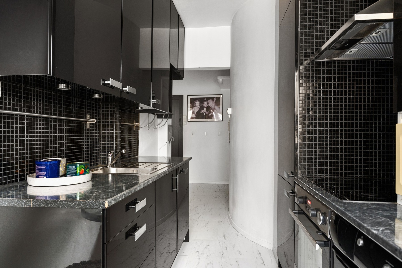 Kjøkkenet ligger i separat rom, som gir et naturlig skille mellom matlaging og oppholdsrom. Kjøkkenet har et sømløst uttrykk med integrert oppvaskmaskin, kjøl/fryseskap, stekeovn og keramisk platetopp. Galleribilde