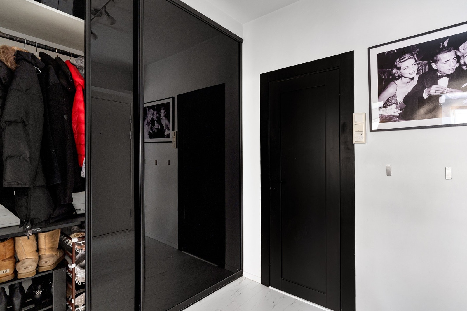 En funksjonell entré som gir et ryddig førsteinntrykk av boligen. Galleribilde