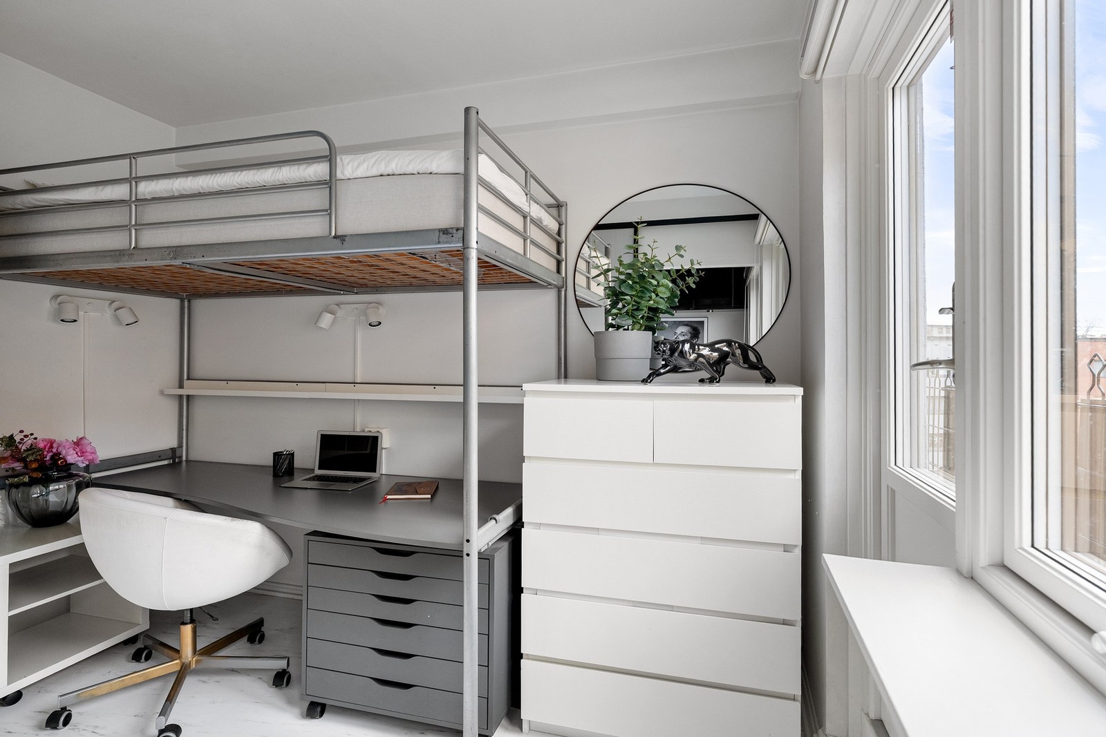 Rommet har god plass til seng og oppbevaring og kan enkelt tilpasses både som gjesterom eller kontor. Galleribilde