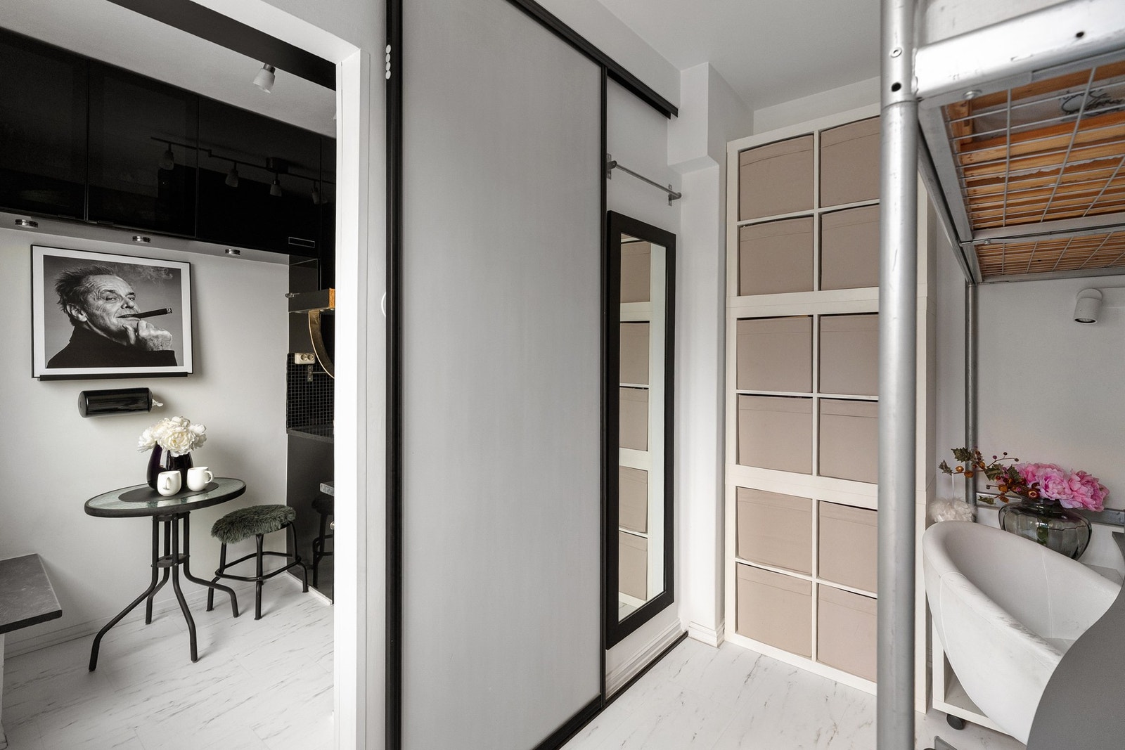 Rommet har en praktisk skyvedør som sparer plass. Galleribilde