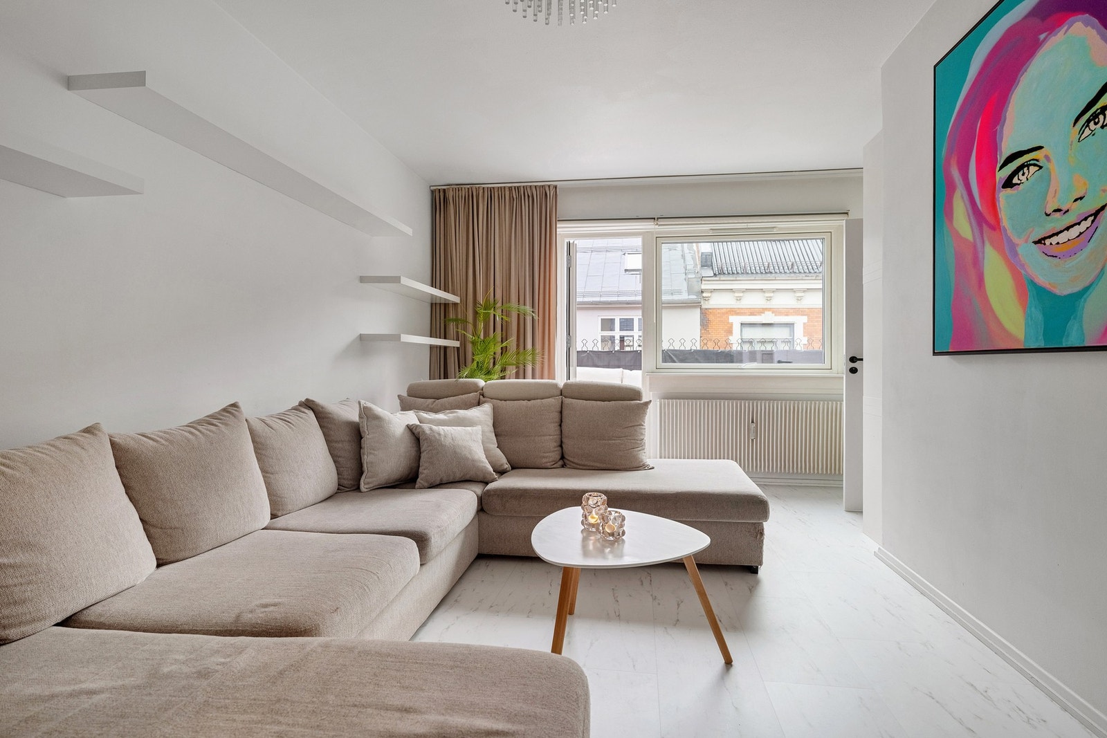 Ser du etter den sjeldne kombinasjonen av romslig planløsning, privat takterrasse og en adresse som gir deg alt av byliv rett utenfor døren?
Foto: Luma Foto AS (Einar Horsberg) Galleribilde