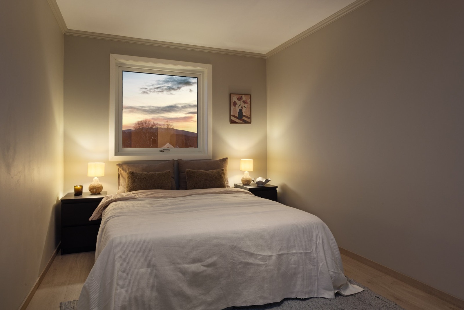 De lyse overflatene og store vinduet gir rommet et rolig og avslappende uttrykk, perfekt for hvile og restitusjon. Galleribilde