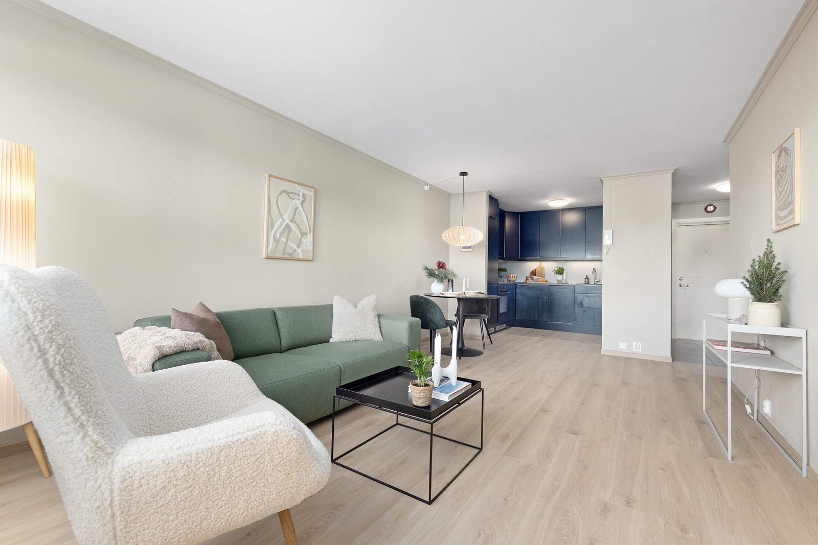 De lyse veggene og nye gulvene skaper et harmonisk uttrykk som gjør det enkelt å møblere etter egen stil. Galleribilde