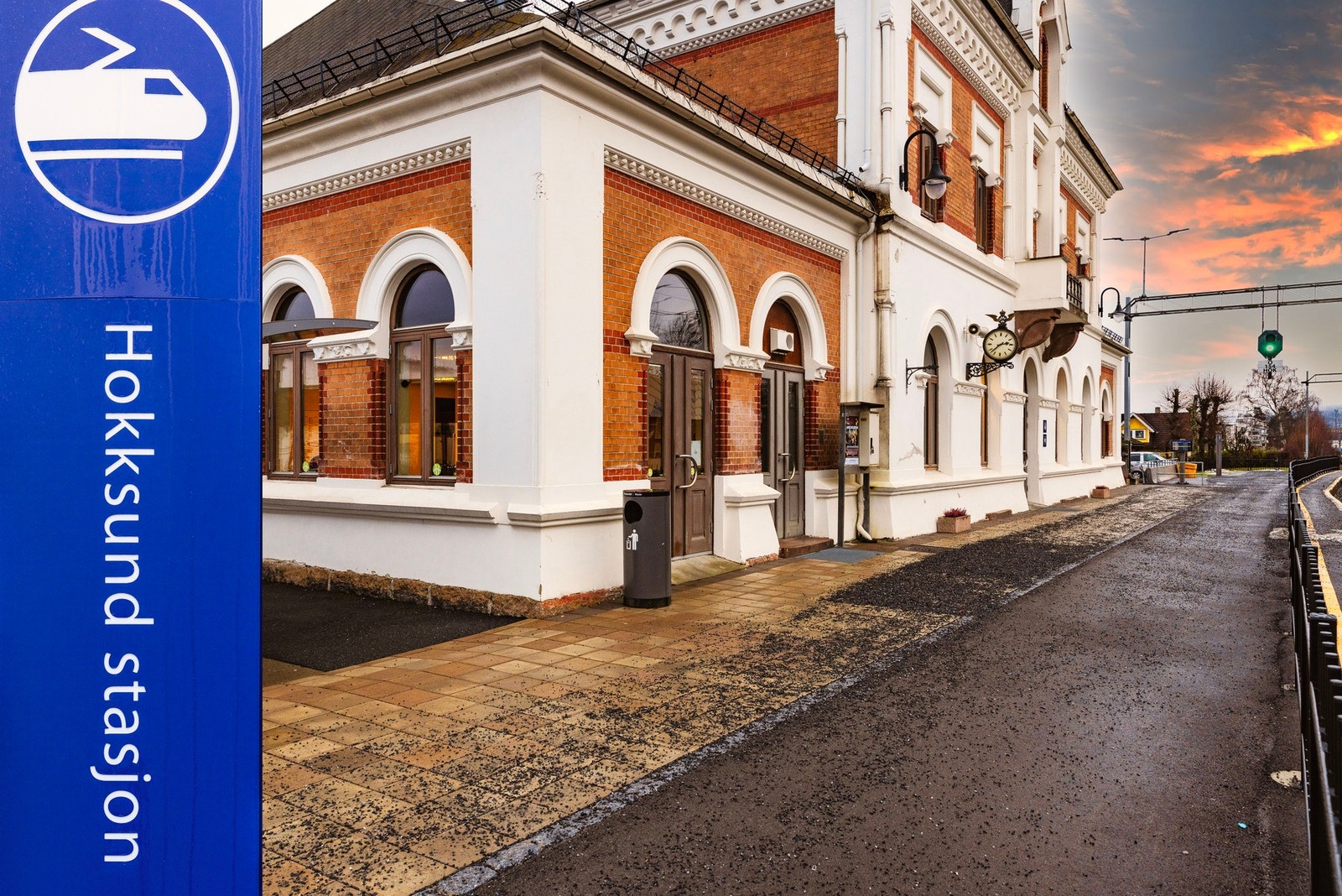 For pendlere er beliggenheten ideell: Hokksund stasjon ligger kun ca. 700 meter fra leiligheten Galleribilde